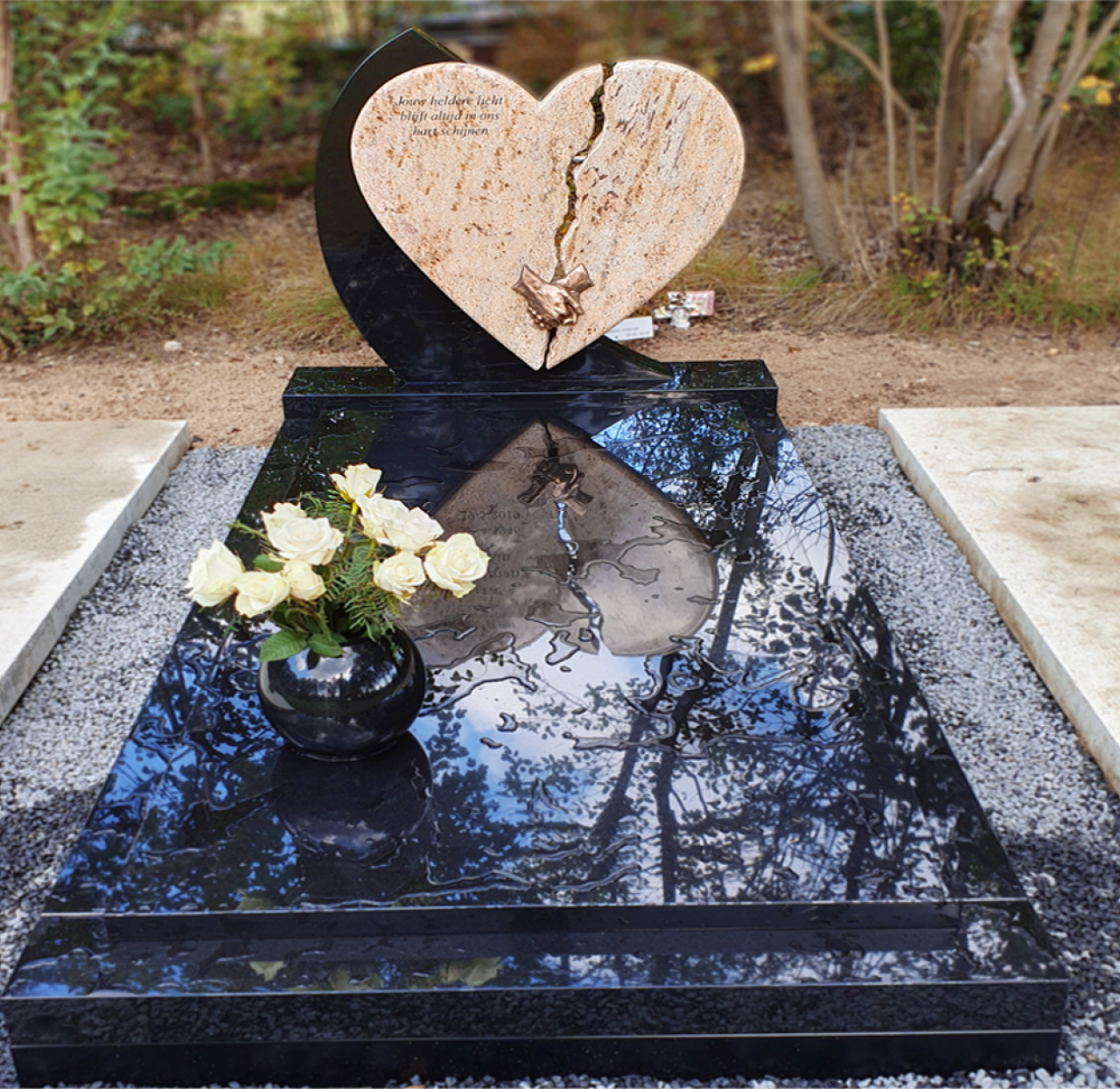 Een geplaatste grafsteen met hart
